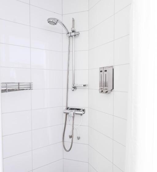 غرفة ديلوكس, Eight Rooms