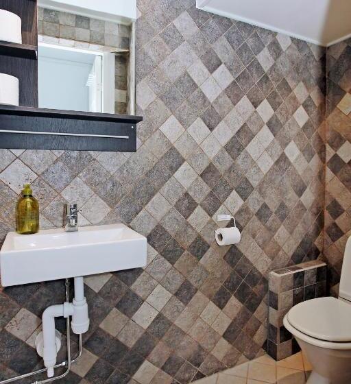 غرفة إقتصادية فردية, Eight Rooms