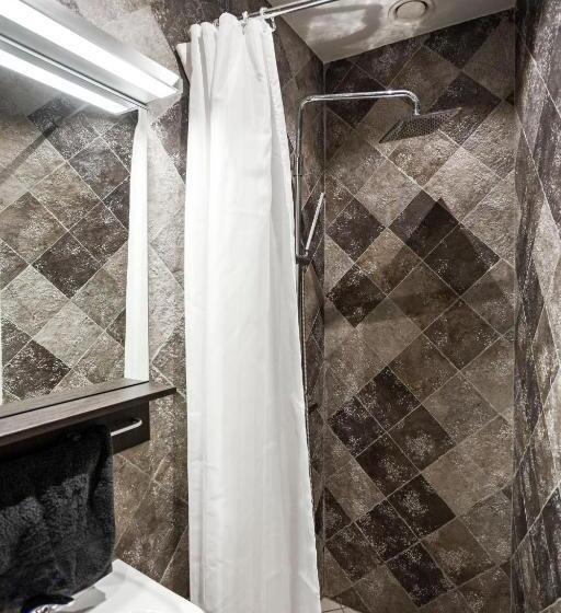 غرفة قياسية فردية حمام مشترك, Eight Rooms