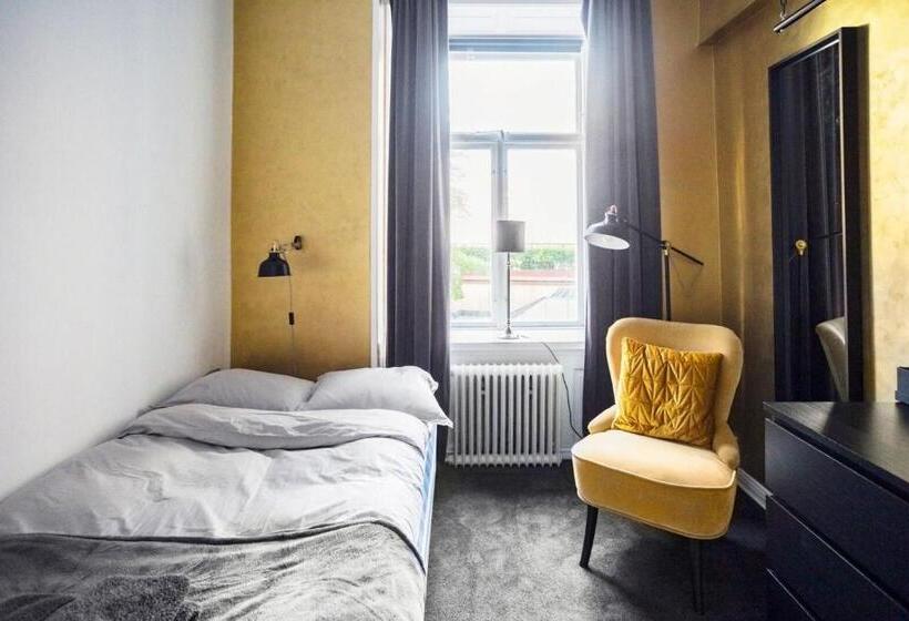 غرفة قياسية فردية حمام مشترك, Eight Rooms