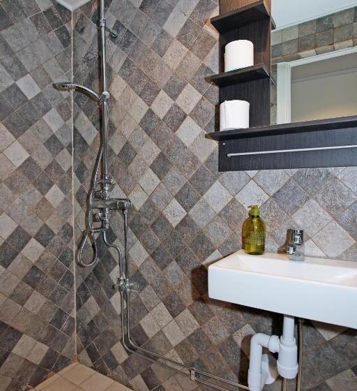 غرفة قياسية فردية حمام مشترك, Eight Rooms