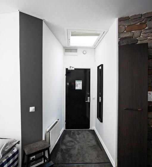 غرفة قياسية فردية حمام مشترك, Eight Rooms