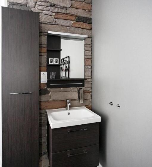 غرفة قياسية فردية حمام مشترك, Eight Rooms