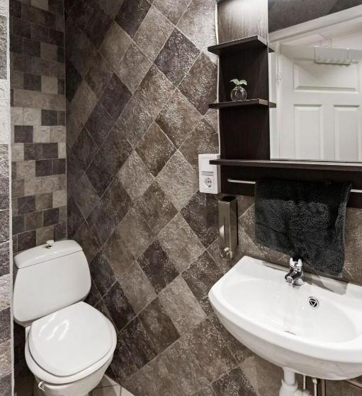 غرفة إقتصادية فردية, Eight Rooms