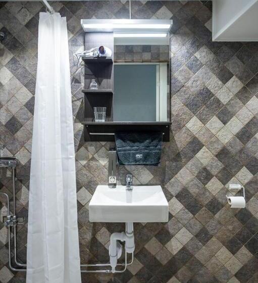 غرفة إقتصادية فردية, Eight Rooms