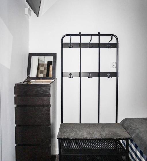 이코노미 싱글 룸, Eight Rooms