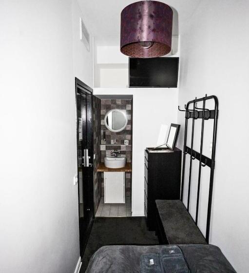 غرفة إقتصادية فردية, Eight Rooms