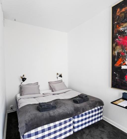 غرفة ديلوكس, Eight Rooms