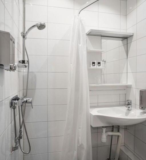 غرفة قياسية فردية, Eight Rooms