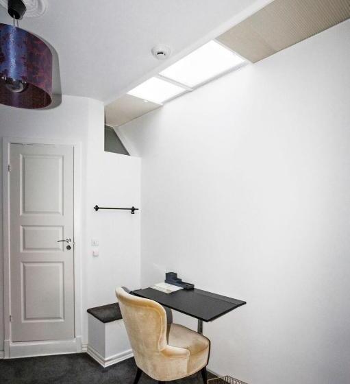 غرفة قياسية فردية, Eight Rooms