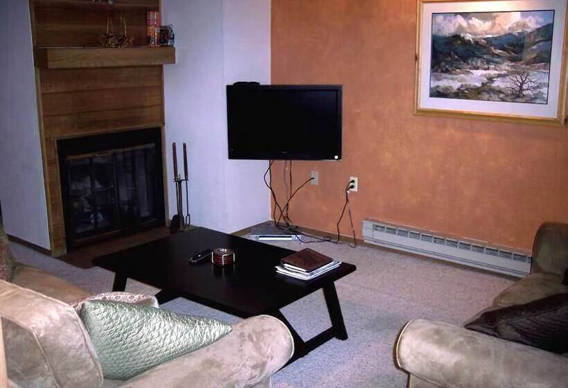 2-Bedroom Classic Apartment, Ski Hill 18 Downtown Condos With On Site Hot Tub