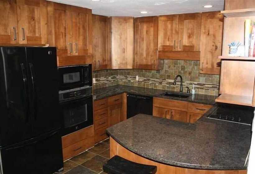 2-Bedroom Classic Apartment, Ski Hill 18 Downtown Condos With On Site Hot Tub