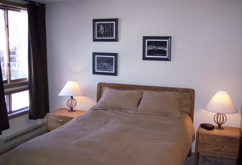 2-Bedroom Classic Apartment, Ski Hill 18 Downtown Condos With On Site Hot Tub