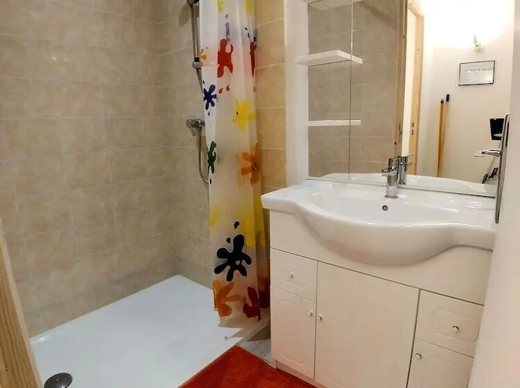 ルームシェアのワンベッド, Hostel Les Cordées Liées