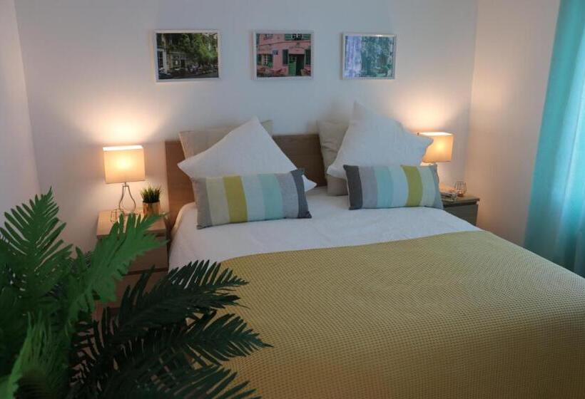 带大床的标准间, Léa De Paris