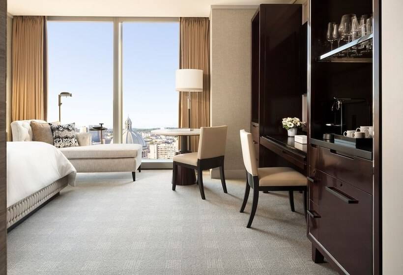 장애인용 디럭스룸, Four Seasons Hotel One Dalton Street, Boston