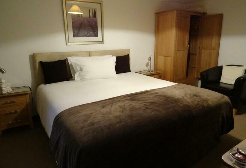 דירת שני חדרים, Quiet Woman House