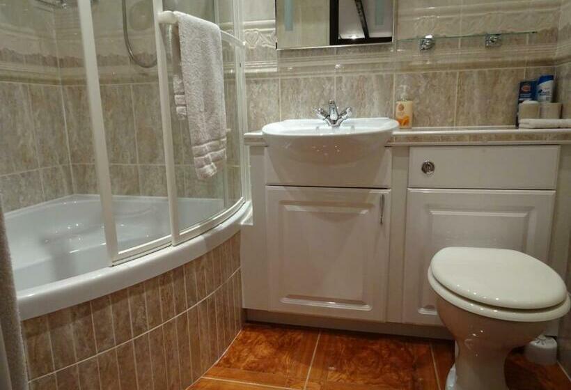 דירת שלושה חדרים, Quiet Woman House