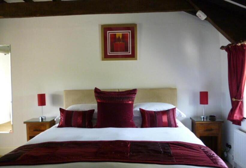 דירת שלושה חדרים, Quiet Woman House