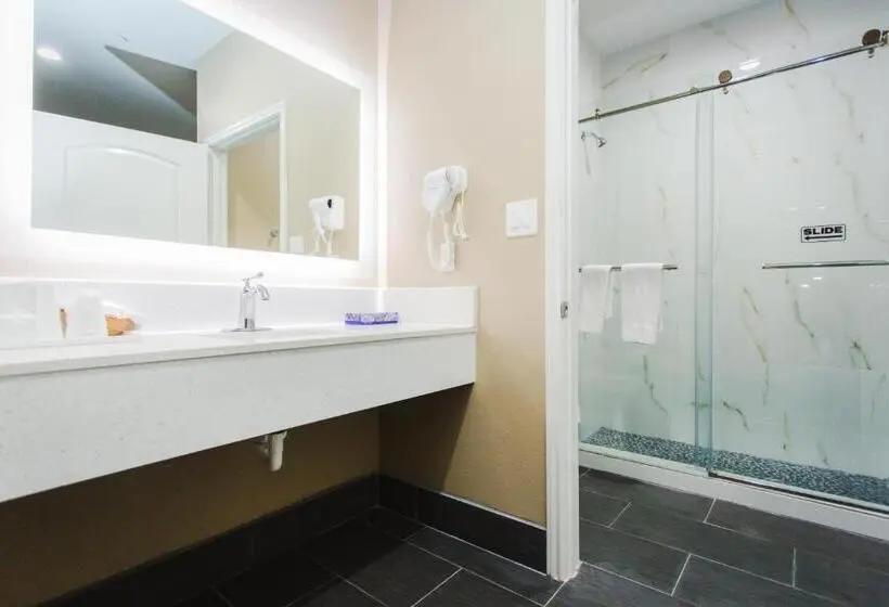 エコノミールーム, Budget Host Inn & Suites