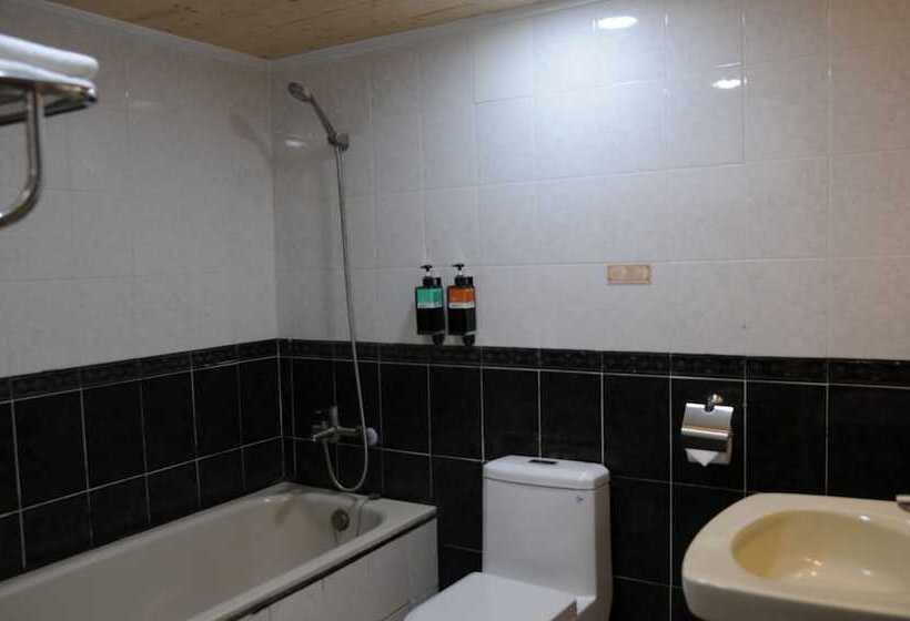 اتاق خانوادگی, Sung Tai