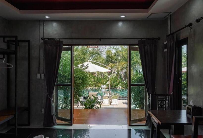 غرفة قياسية مطلّة علي حمام السباحة, The Loft Panwa Resort