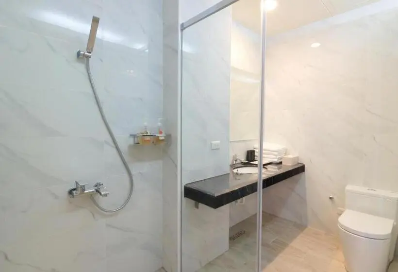 اتاق خانوادگی با چشم‌انداز دریا, Two Home Inn
