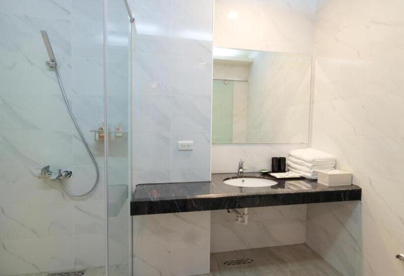 اتاق خانوادگی با چشم‌انداز دریا, Two Home Inn