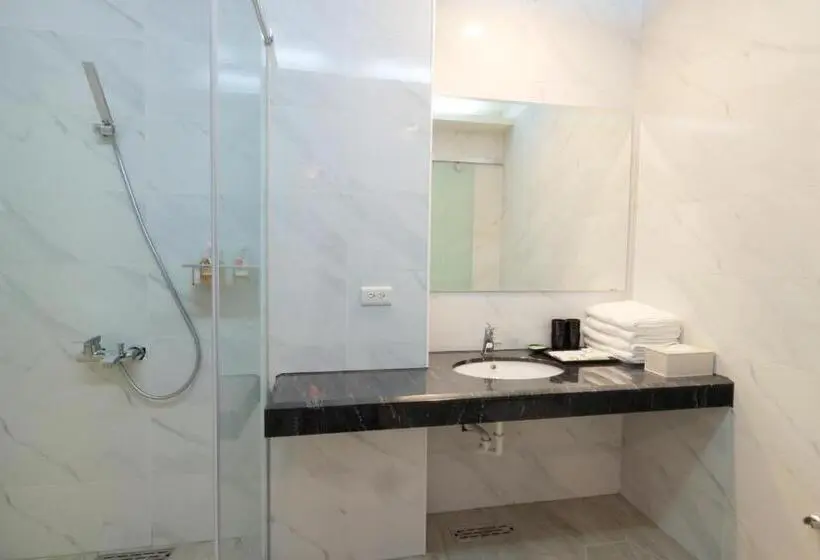 اتاق خانوادگی با چشم‌انداز دریا, Two Home Inn