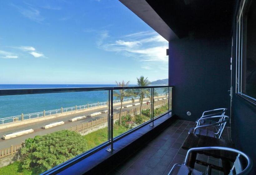 اتاق خانوادگی با چشم‌انداز دریا, Two Home Inn