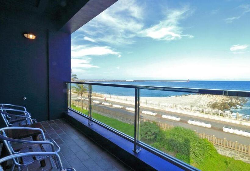 اتاق خانوادگی با چشم‌انداز دریا, Two Home Inn