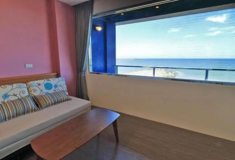 اتاق خانوادگی با چشم‌انداز دریا, Two Home Inn