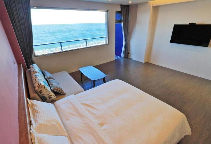 اتاق خانوادگی با چشم‌انداز دریا, Two Home Inn