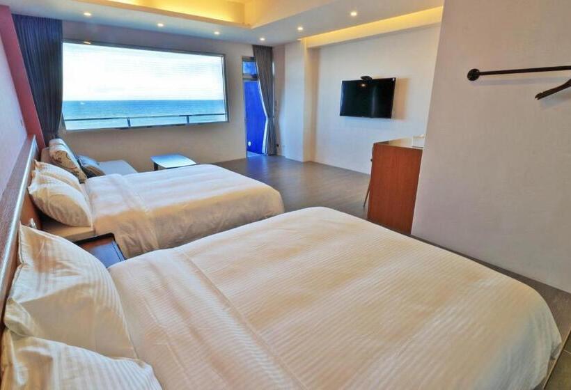 اتاق خانوادگی با چشم‌انداز دریا, Two Home Inn