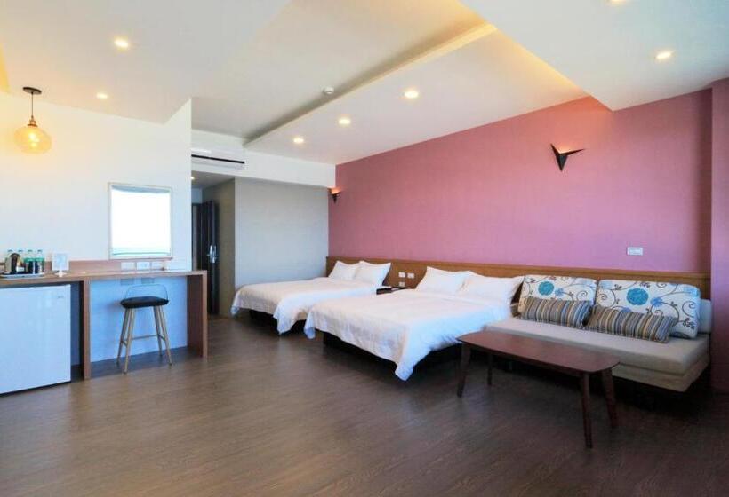 اتاق خانوادگی با چشم‌انداز دریا, Two Home Inn