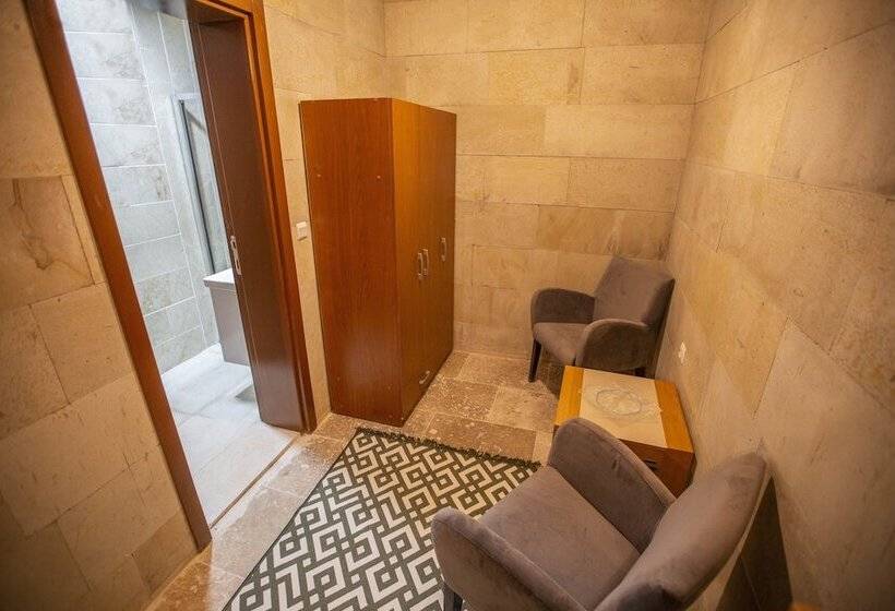 اتاق اکونومی, Capiedra