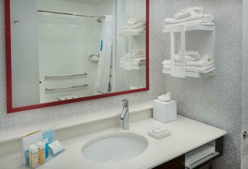 Номер Стандарт Адаптированный для Инвалидов, Hampton Inn By Hilton Burley