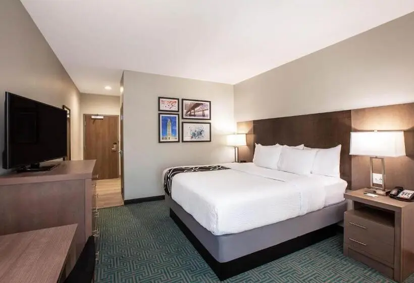 キングサイズベッドのスタンダードルーム, La Quinta Inn & Suites By Wyndham Lafayette Oil Center