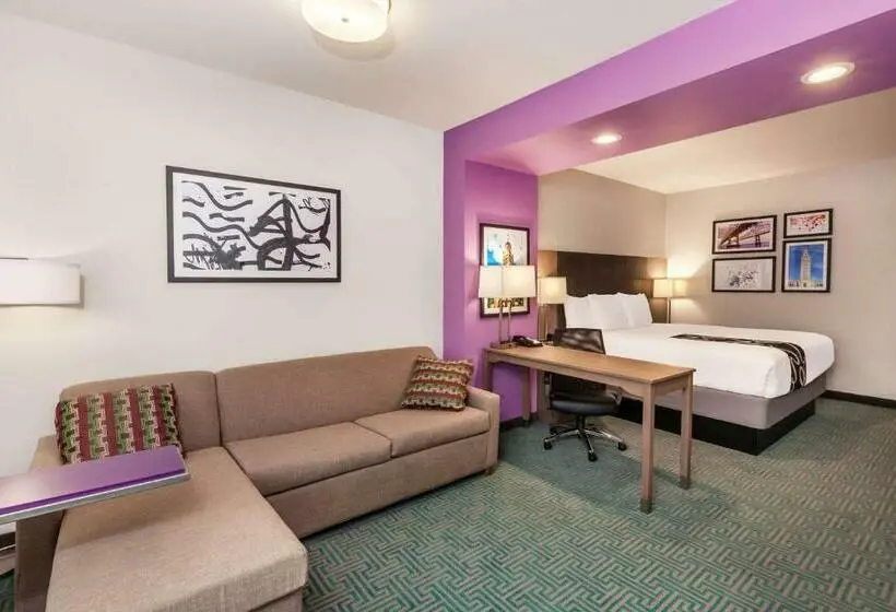 キングサイズベッドのデラックスルーム, La Quinta Inn & Suites By Wyndham Lafayette Oil Center