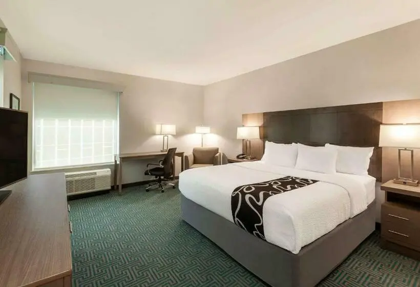 キングサイズベッドのスタンダードルーム, La Quinta Inn & Suites By Wyndham Lafayette Oil Center