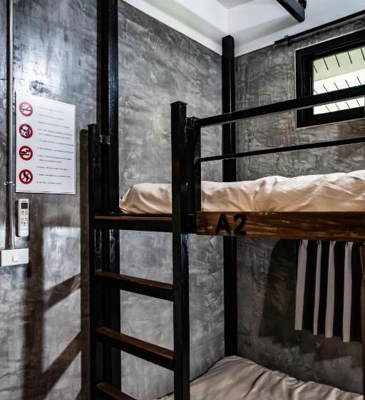 ルームシェアのワンベッド, Pai My Way Hostel