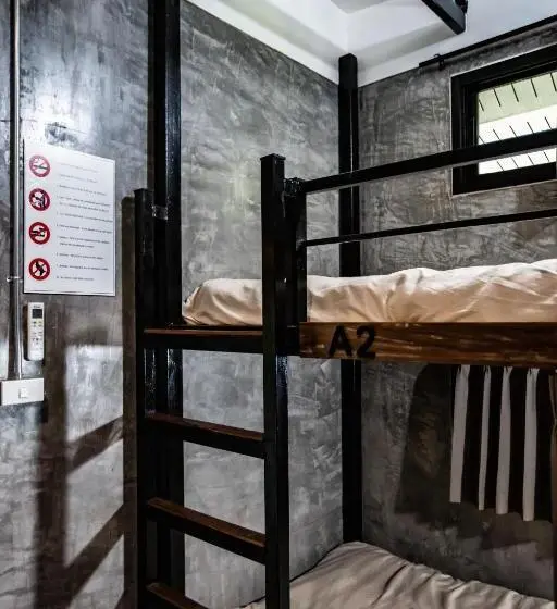 ルームシェアのワンベッド, Pai My Way Hostel