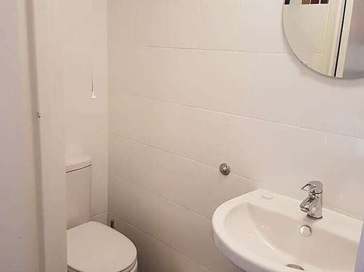 スタンダードルーム, The Red Lion