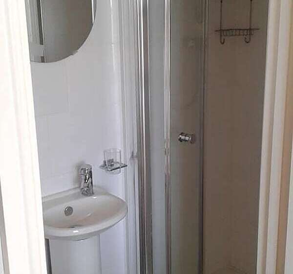 スタンダードルーム, The Red Lion