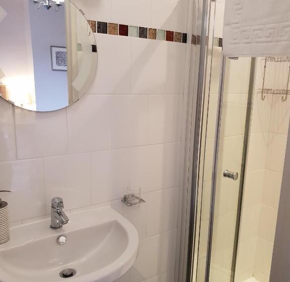 デラックスルーム, The Red Lion