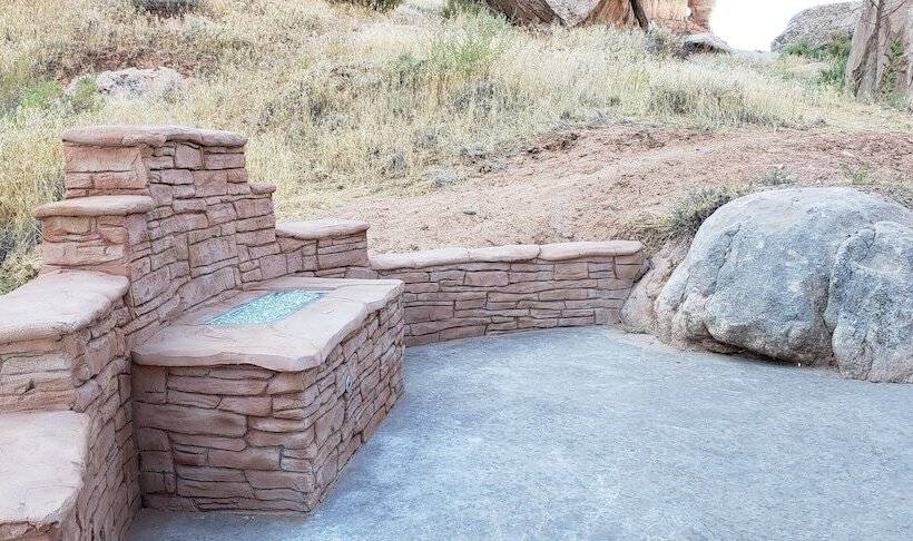 جناح ديلوكس, Bluff Dwellings Resort