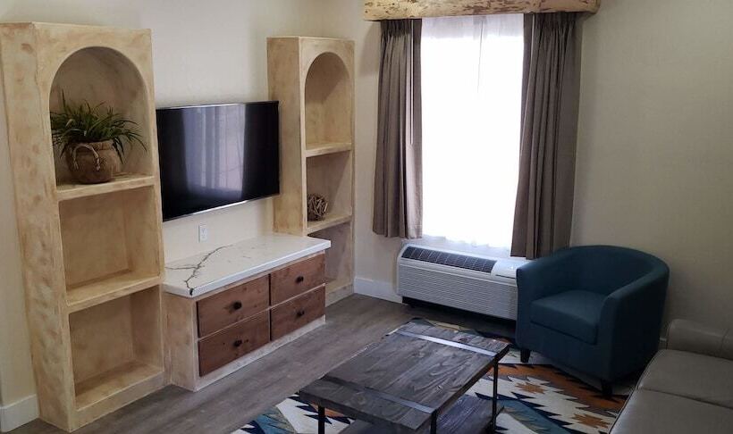 جناح ديلوكس, Bluff Dwellings Resort