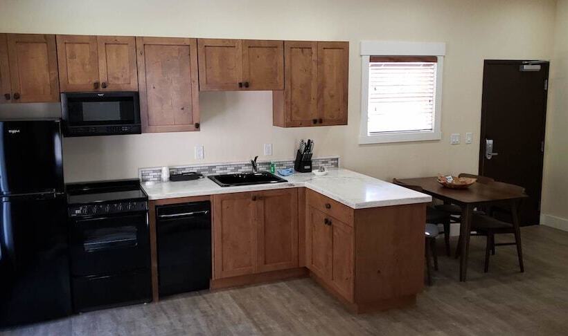 جناح ديلوكس, Bluff Dwellings Resort