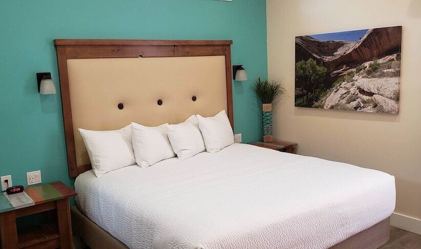 جناح ديلوكس, Bluff Dwellings Resort