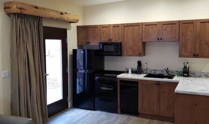 جناح ديلوكس, Bluff Dwellings Resort